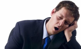 Dormir toda la noche y seguir con sueño