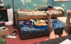 Por qué me caigo de la cama mientras duermo